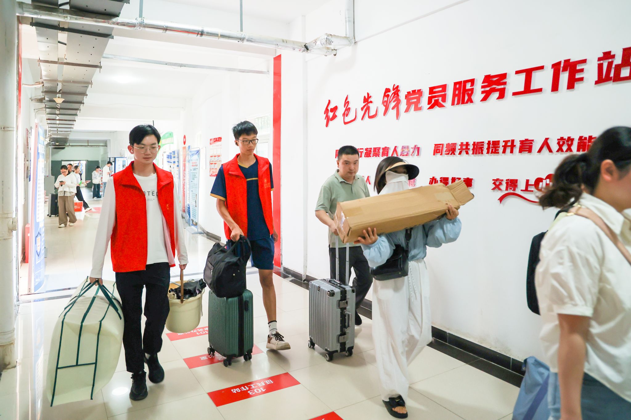 必赢bwin线路检测中心发挥“党员先锋岗”的实践教育作用.jpg